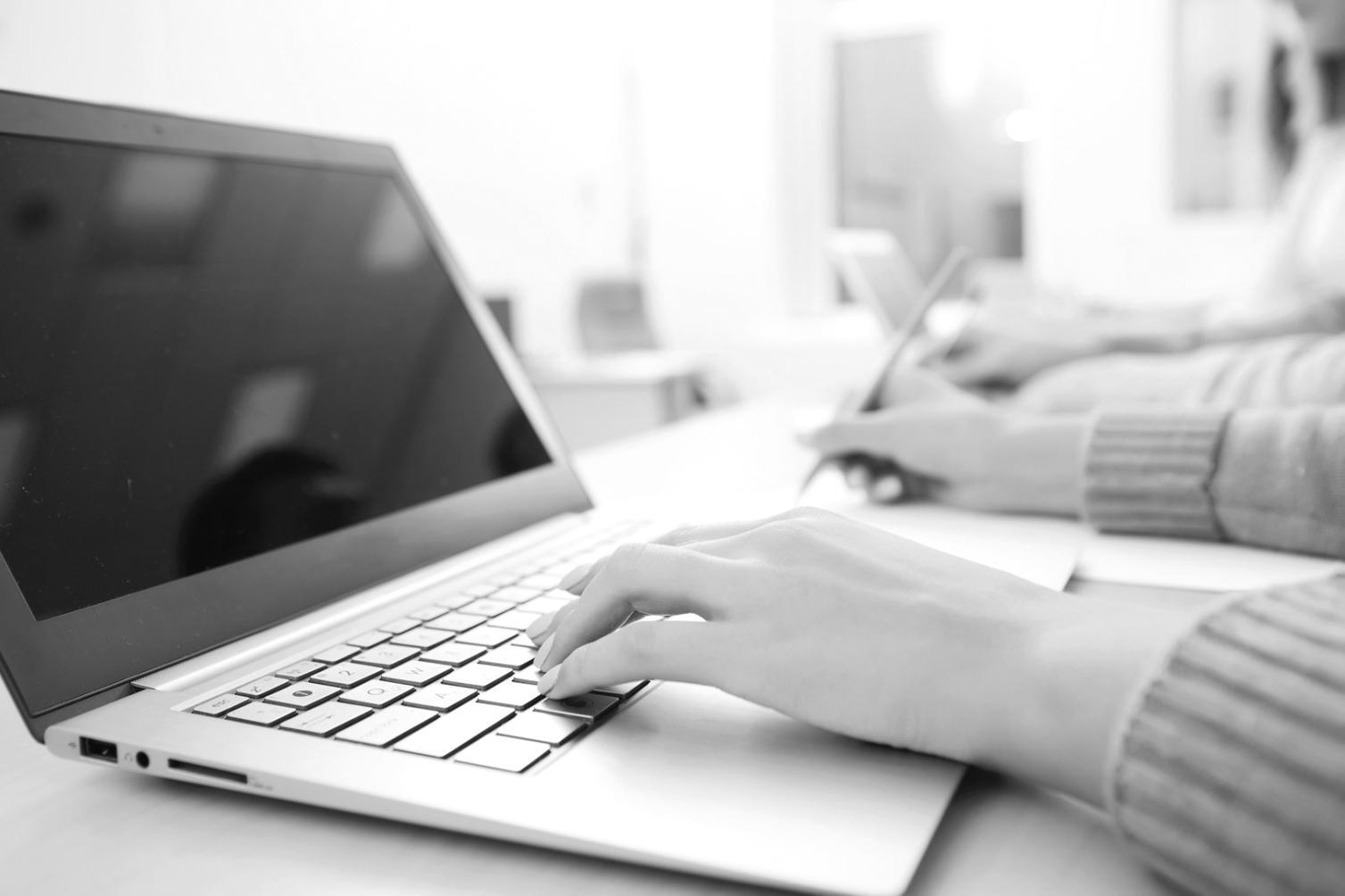 Profesionales trabajando en documentación financiera